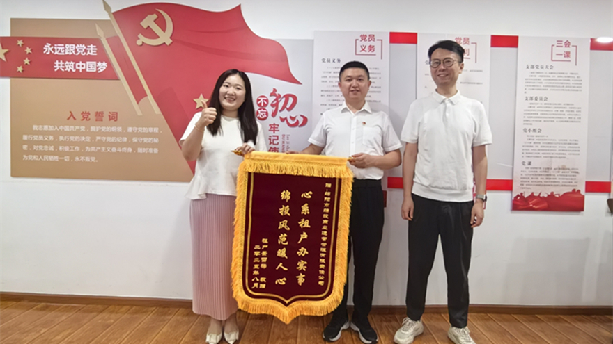 服務(wù)暖人心<div   id=